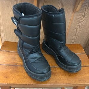 Kids boots size 4